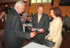 obr�zek Prezident V�clav Klaus s man�elkou na besed� s ��ky v na�� �kole.
