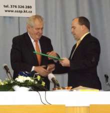 obr�zek Prezident Milo� Zeman na besed� s ��ky v na�� �kole.